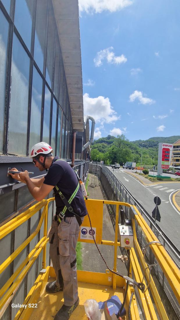 Tecnico Ligure Antincendi al lavoro su piattaforma